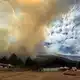Ein großer Waldbrand hat sich nahe dem Touristenort ausgebreitet. - Bild: colprensa / Akt. Bifu/Colprensa/dpa