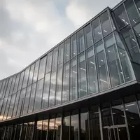 Moderne Architektur eines Berliner Regierungsgebäudes bei bewölktem Himmel. - Foto: über boerse-global.de