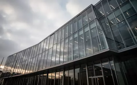Moderne Architektur eines Berliner Regierungsgebäudes bei bewölktem Himmel. - Foto: über boerse-global.de