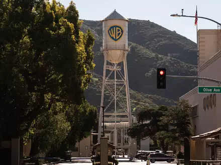 Die Klage der Bundesstaaten blockierte die Übernahme von Warner Brothers durch Paramount seit Monaten. (Archivbild) - Foto: Jae C. Hong/AP/dpa