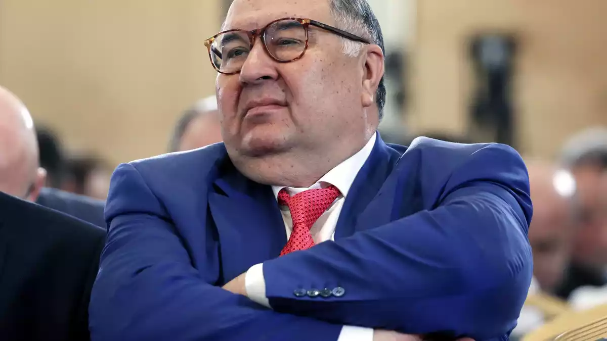 Der Oligarch Alischer Usmanow ist in Europa als langjähriger Präsident des Fecht-Weltverbandes FIE und als früherer Anteilseigner des englischen Fußballclubs FC Arsenal bekannt. (Archivbild) - Bild: Yuri Kochetkov/epa/dpa