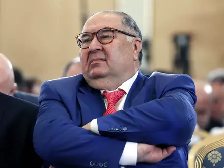 Der Oligarch Alischer Usmanow ist in Europa als langjähriger Präsident des Fecht-Weltverbandes FIE und als früherer Anteilseigner des englischen Fußballclubs FC Arsenal bekannt. (Archivbild) - Foto: Yuri Kochetkov/epa/dpa
