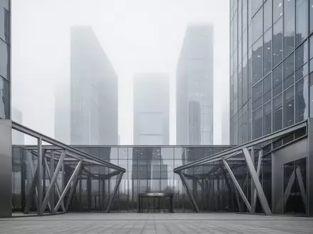 Moderne Glasfassade eines Bürogebäudes in einem Finanzviertel an einem bewölkten Tag. - Foto: über boerse-global.de