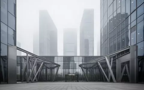Moderne Glasfassade eines Bürogebäudes in einem Finanzviertel an einem bewölkten Tag. - Foto: über boerse-global.de