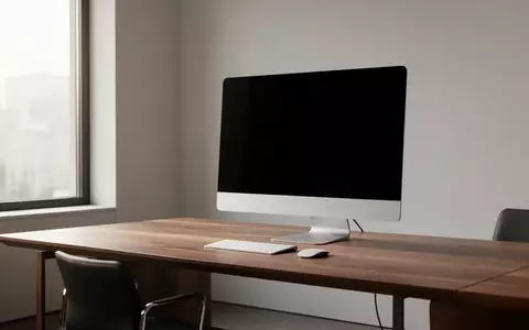 Ein minimalistischer Arbeitsplatz mit einem ausgeschalteten Monitor in einem hellen, modernen Büro. - Foto: über boerse-global.de
