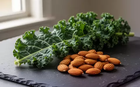 Gesunde Lebensmittel wie Grünkohl und Mandeln auf einer dunklen Schieferplatte als Symbol für herzgesunde Ernährung. - Foto: über boerse-global.de