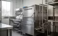 Professionelle Industriespülmaschine in einer modernen Gewerbeküche als Symbol für die Umstellung auf Mehrwegsysteme. - Foto: über boerse-global.de