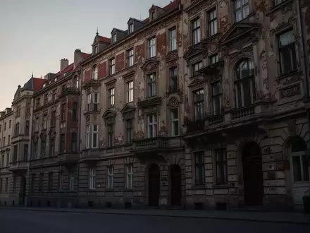 Historische Berliner Wohnhausfassade mit detailreichen Mauerwerkselementen im gedimmten Licht der Abenddämmerung. - Foto: über boerse-global.de