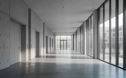 Ein moderner, heller Flur in einem schleswig-holsteinischen Regierungsgebäude mit minimalistischer Architektur. - Foto: über boerse-global.de