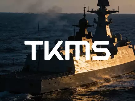Silhouette eines modernen Marineschiffs auf dunkler See bei Dämmerung, symbolisiert maritime Sicherheit und Rüstungsindustrie. - Foto: über boerse-global.de