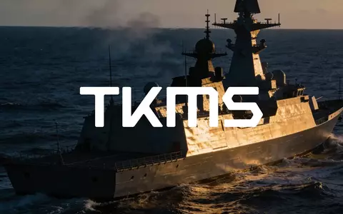 Silhouette eines modernen Marineschiffs auf dunkler See bei Dämmerung, symbolisiert maritime Sicherheit und Rüstungsindustrie. - Foto: über boerse-global.de