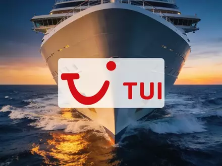 Modernes Kreuzfahrtschiff auf hoher See bei Sonnenaufgang als Symbol für die Reise- und Tourismusbranche. - Foto: über boerse-global.de
