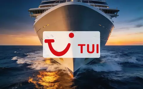 Modernes Kreuzfahrtschiff auf hoher See bei Sonnenaufgang als Symbol für die Reise- und Tourismusbranche. - Foto: über boerse-global.de