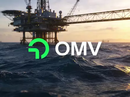 Moderne Offshore-Ölplattform vor einem dramatischen Sonnenaufgang auf dem offenen Meer. - Foto: über boerse-global.de