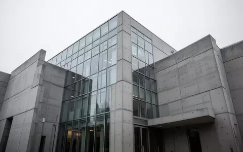 Moderne, minimalistische Fassade eines Gerichtsgebäudes aus Glas und Beton unter bewölktem Himmel. - Foto: über boerse-global.de