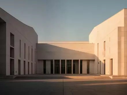 Moderne Architektur eines europäischen Regierungsgebäudes in der Abenddämmerung. - Foto: über boerse-global.de