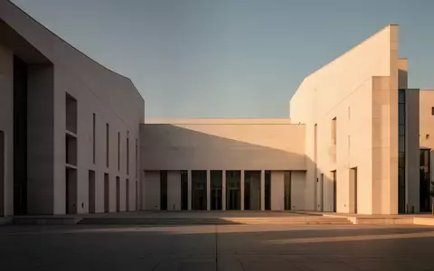 Moderne Architektur eines europäischen Regierungsgebäudes in der Abenddämmerung. - Foto: über boerse-global.de