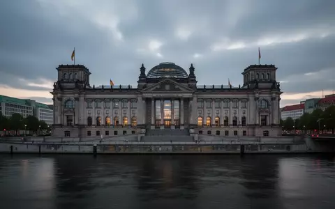 Das Reichstagsgebäude in Berlin in der Abenddämmerung bei bewölktem Himmel. - Foto: über boerse-global.de