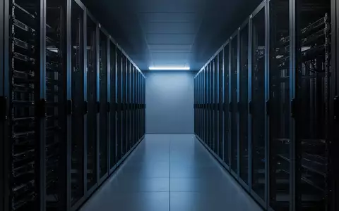 Dunkler, minimalistischer Serverraum mit leeren, metallischen Serverschränken in einer technologischen Umgebung. - Foto: über boerse-global.de