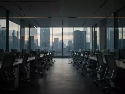 Ein verlassenes, modernes Großraumbüro mit leeren Arbeitsplätzen in einem Hochhaus bei Dämmerung. - Foto: über boerse-global.de