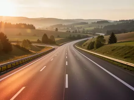 Eine leere, modern ausgebaute Autobahn in einer tschechischen Landschaft bei Sonnenuntergang. - Foto: über boerse-global.de