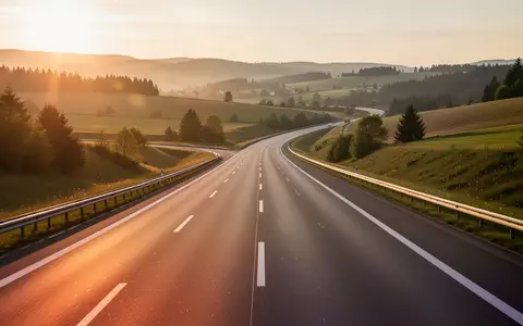Eine leere, modern ausgebaute Autobahn in einer tschechischen Landschaft bei Sonnenuntergang. - Foto: über boerse-global.de