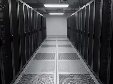 Ein minimalistischer, moderner Serverraum mit symmetrischen Gängen und neutraler, industrieller Beleuchtung. - Foto: über boerse-global.de