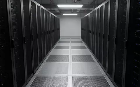 Ein minimalistischer, moderner Serverraum mit symmetrischen Gängen und neutraler, industrieller Beleuchtung. - Foto: über boerse-global.de