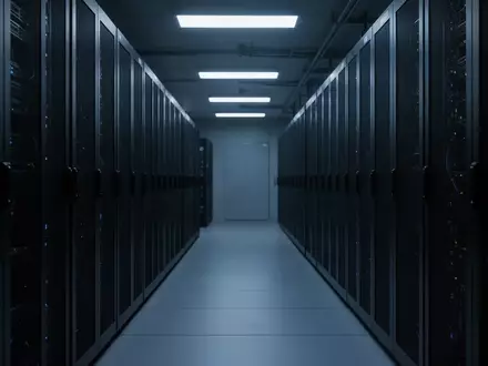Ein modern beleuchteter Serverraum mit dunklen, leeren Serverschränken in einem industriellen Umfeld. - Foto: über boerse-global.de