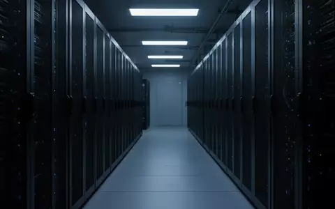 Ein modern beleuchteter Serverraum mit dunklen, leeren Serverschränken in einem industriellen Umfeld. - Foto: über boerse-global.de