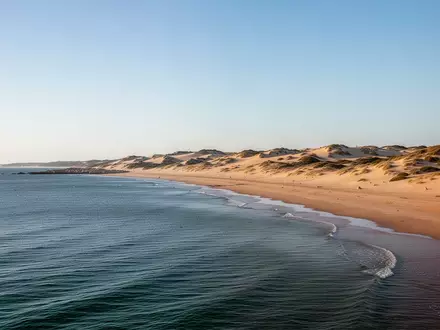 Die Küstenlandschaft der Halbinsel Troia in Portugal mit Sanddünen und blauem Meer bei natürlichem Tageslicht. - Foto: über boerse-global.de