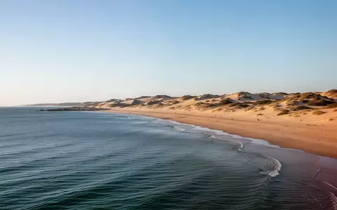 Die KĂĽstenlandschaft der Halbinsel Troia in Portugal mit SanddĂĽnen und blauem Meer bei natĂĽrlichem Tageslicht. - Foto: ĂĽber boerse-global.de