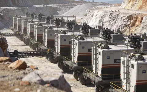 Moderne Lithium-Abbaustätte mit technischer Ausrüstung in einer europäischen Industrielandschaft. - Foto: über boerse-global.de