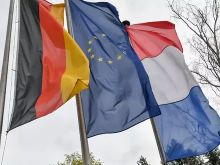 Ostfrankreich will deutschen Unternehmen mit einer Anlaufstelle in München eine Ansiedlung in der Grenzregion erleichtern (Symbolbild). - Foto: Jens Kalaene/dpa-Zentralbild/dpa