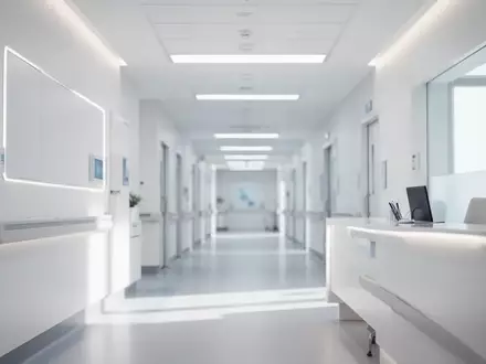 Ein moderner, heller und steriler Untersuchungsraum in einer Klinik mit minimalistischem Design ohne Personen. - Foto: über boerse-global.de