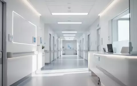 Ein moderner, heller und steriler Untersuchungsraum in einer Klinik mit minimalistischem Design ohne Personen. - Foto: über boerse-global.de