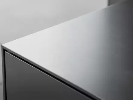 Nahaufnahme einer gebürsteten Aluminiumoberfläche unter diffusem Licht, die Präzision und industrielle Qualität vermittelt. - Foto: über boerse-global.de
