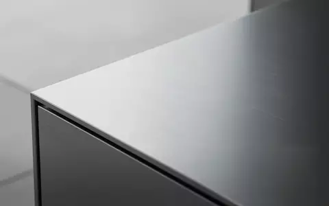 Nahaufnahme einer gebürsteten Aluminiumoberfläche unter diffusem Licht, die Präzision und industrielle Qualität vermittelt. - Foto: über boerse-global.de
