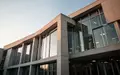 Moderne Fassade eines hessischen Verwaltungsgebäudes bei Tageslicht. - Foto: über boerse-global.de