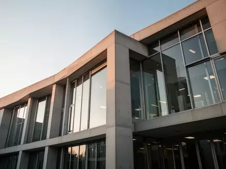 Moderne Fassade eines hessischen Verwaltungsgebäudes bei Tageslicht. - Foto: über boerse-global.de