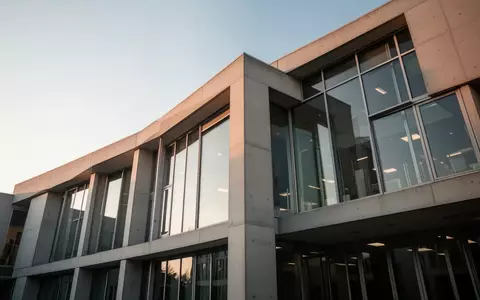 Moderne Fassade eines hessischen Verwaltungsgebäudes bei Tageslicht. - Foto: über boerse-global.de