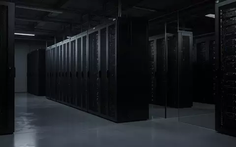 Dunkle, minimalistische Serverräume mit unbeschrifteten, mattschwarzen Server-Racks in einer industriellen Umgebung. - Foto: über boerse-global.de