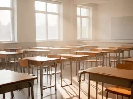 Ein heller, minimalistischer Klassenraum mit leeren Holztischen und sanftem Tageslicht, das eine ruhige Lernatmosphäre schafft. - Foto: über boerse-global.de