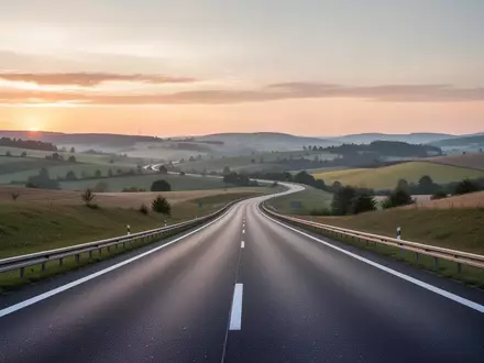Eine leere, moderne Autobahn in einer hügeligen tschechischen Landschaft bei Tagesanbruch. - Foto: über boerse-global.de