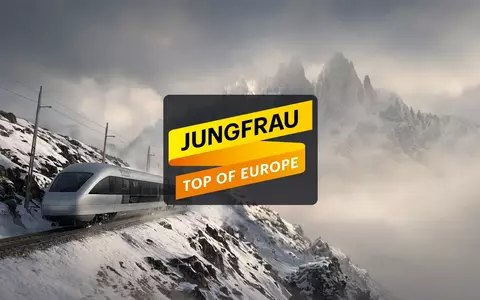 Eine moderne Bergbahn fährt an einem nebligen, steilen Alpenhang entlang, symbolisch für den alpinen Tourismussektor. - Foto: über boerse-global.de