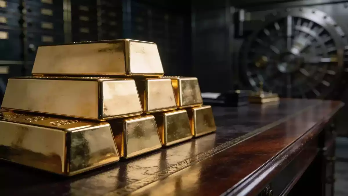 Gold Falls 1% as US-Iran and US-China Talks Cut Safe-Haven Demand