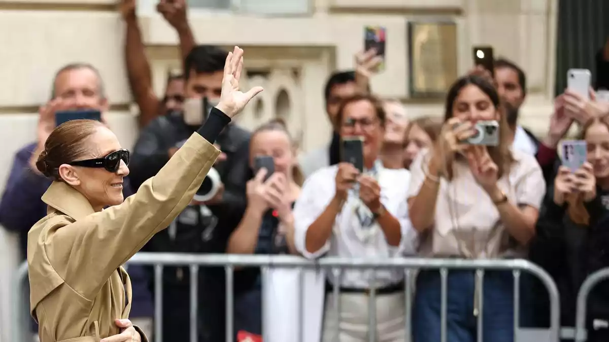 Dion begeistert in Paris auch immer wieder Fans, die sich vor ihrem Hotel versammelt haben. (Archivbild) - Bild: Simon Wohlfahrt/AFP/dpa