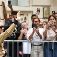 Dion begeistert in Paris auch immer wieder Fans, die sich vor ihrem Hotel versammelt haben. (Archivbild) - Foto: Simon Wohlfahrt/AFP/dpa