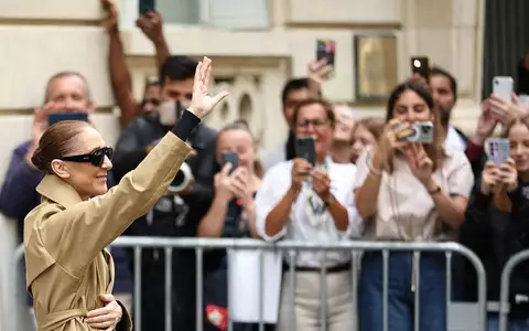 Dion begeistert in Paris auch immer wieder Fans, die sich vor ihrem Hotel versammelt haben. (Archivbild) - Foto: Simon Wohlfahrt/AFP/dpa