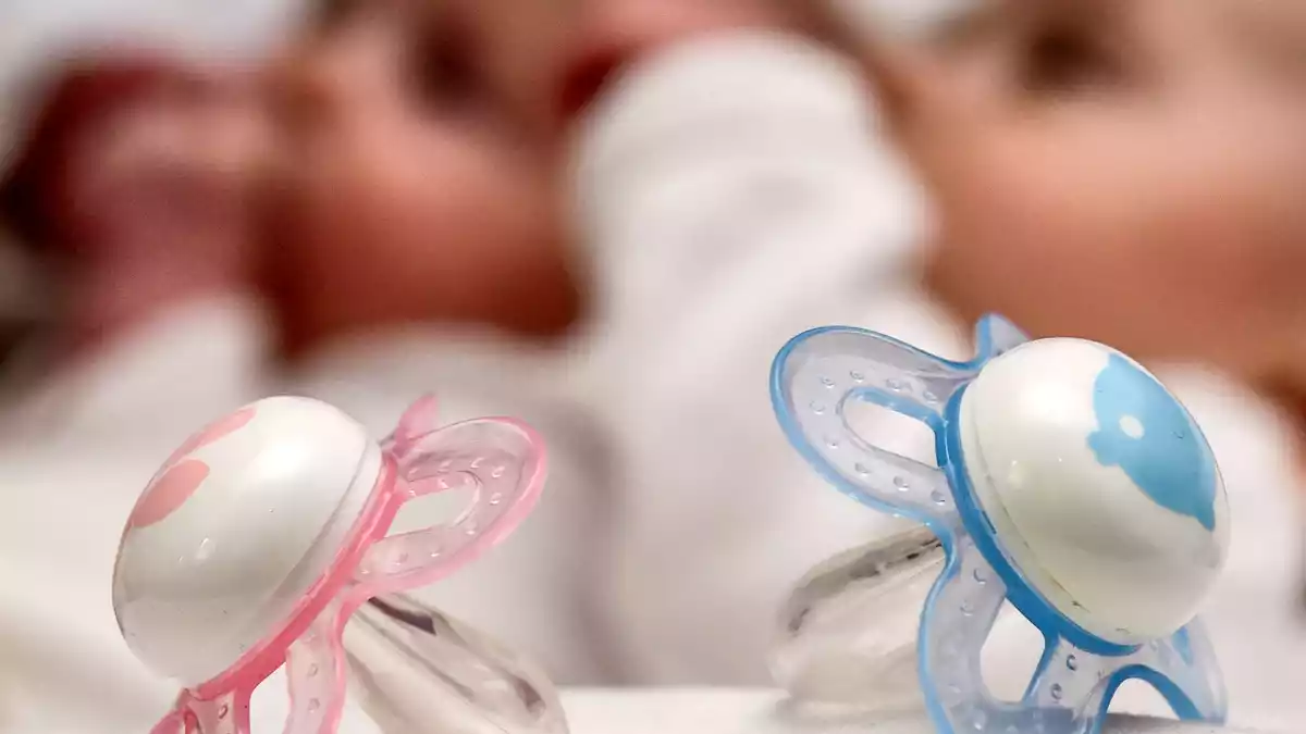 Rosa und blaue Nuckel für ein Mädchen und einen Jungen - Bild: picture alliance / Patrick Pleul/dpa-Zentralbild/dpa